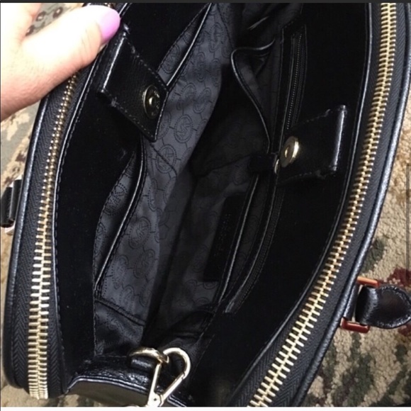 🛍️ Vintage Authentic MK shoulder bag excellent condition comes with dust bag. - Picture 3 of 12